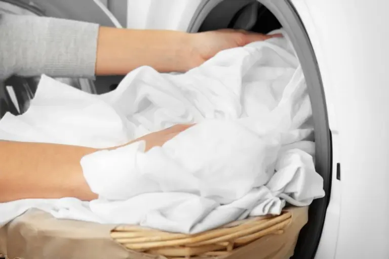 Il trucco del bucato che farà risplendere le tue tende come nuove