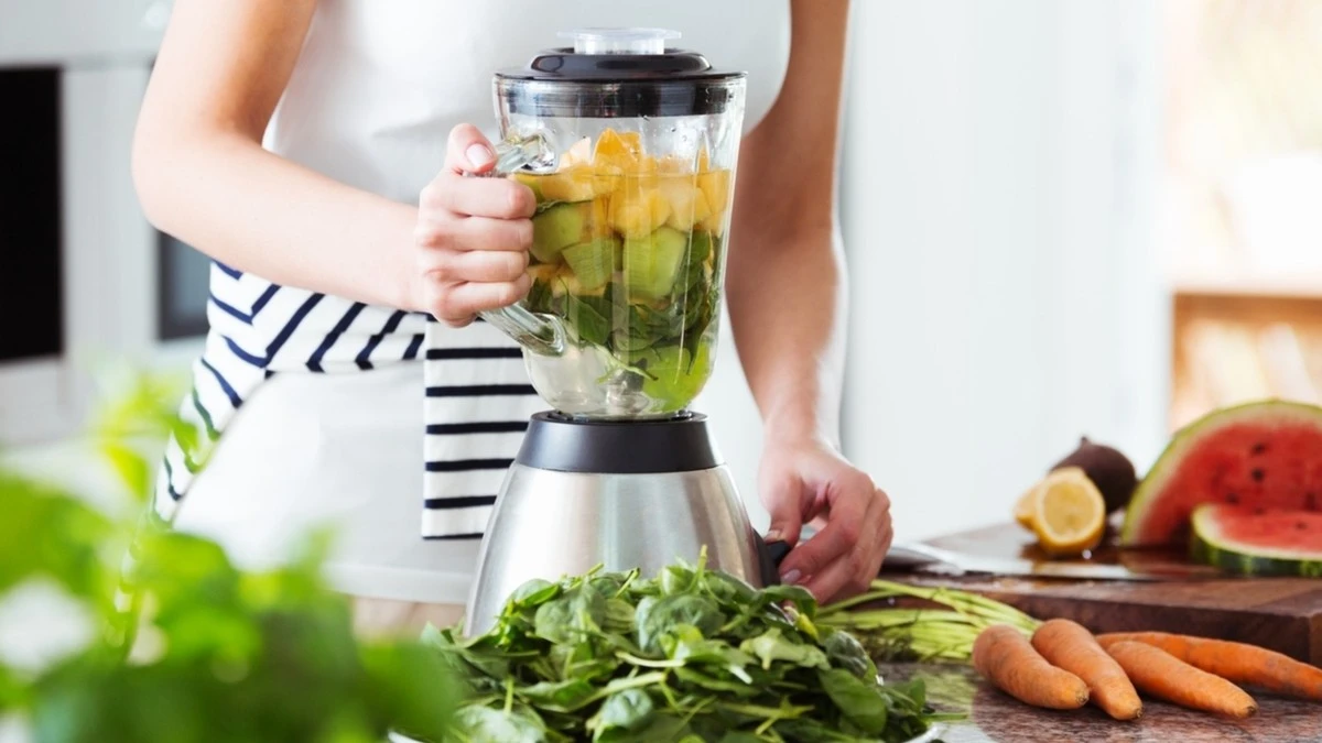 Impastare o Tritare: La Guida Definitiva per Scegliere tra Mixer Immersione e Tritatutto
