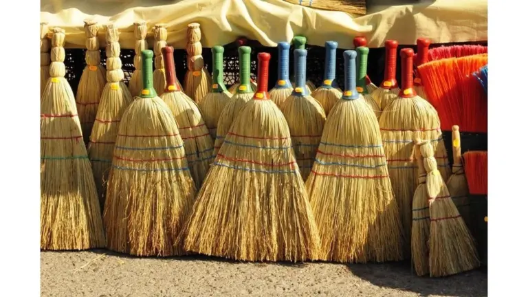 La calza sulla scopa: il trucco della nonna che pulisce meglio dell'aspirapolvere