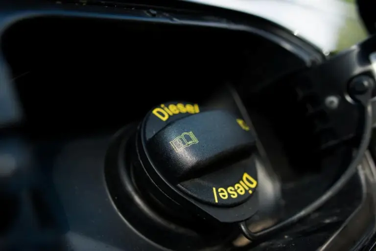 La fine della benzina a basso costo in Europa: ecco le nuove regole UE che faranno schizzare i prezzi