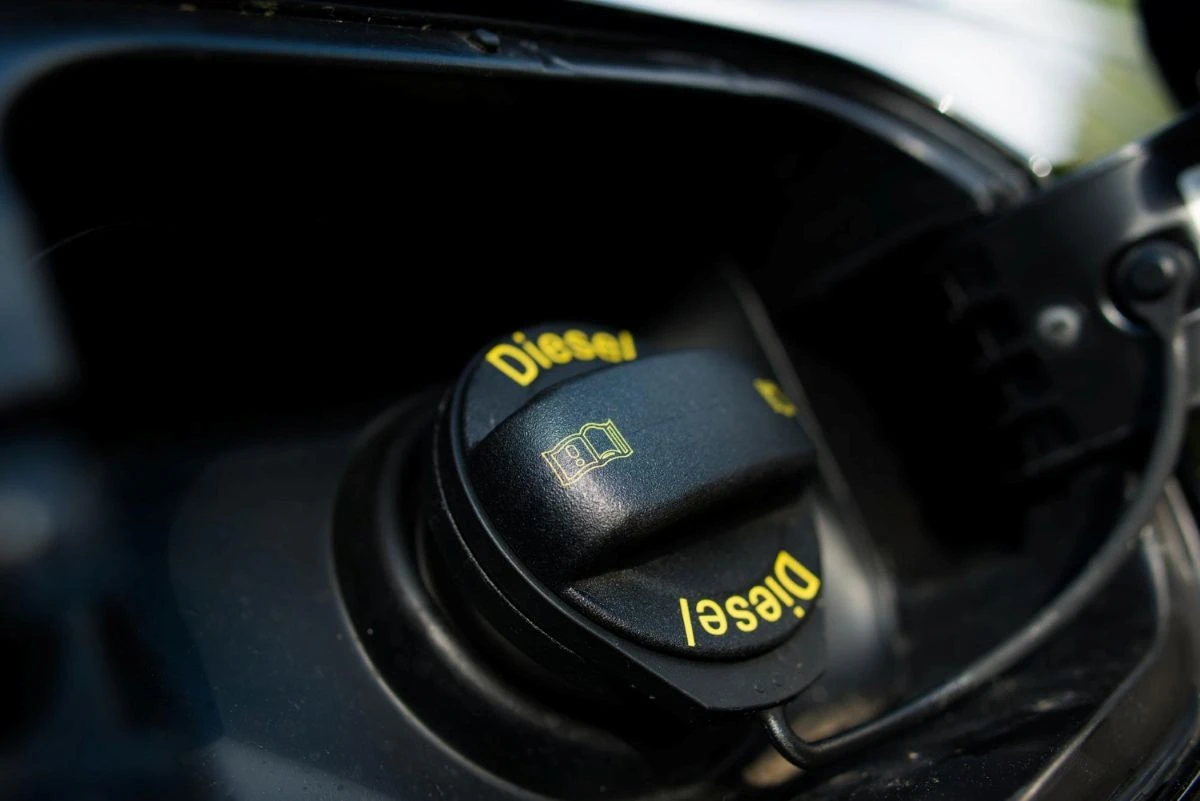 La fine della benzina a basso costo in Europa: ecco le nuove regole UE che faranno schizzare i prezzi