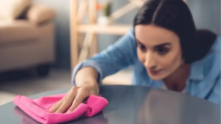 La polvere in casa: questa semplice abitudine che fa la differenza per la tua salute e il tuo benessere