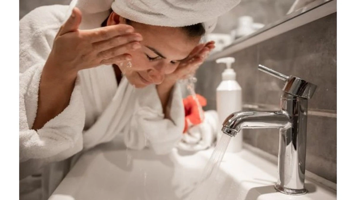 La regola dei 30 secondi: perché il tuo viso merita più tempo (e quale errore fai)
