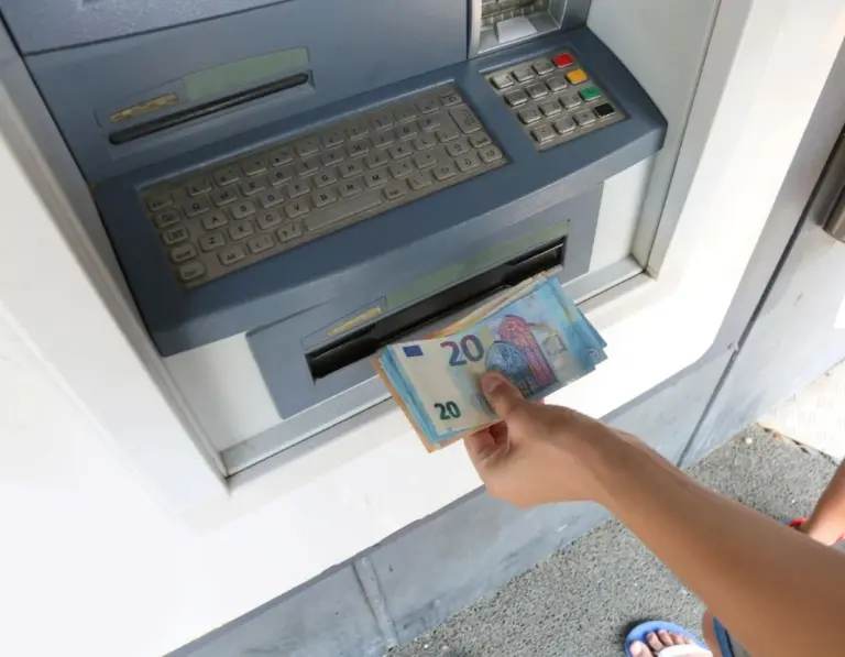La regola dei 30 secondi al bancomat: cosa succede se ritardi troppo