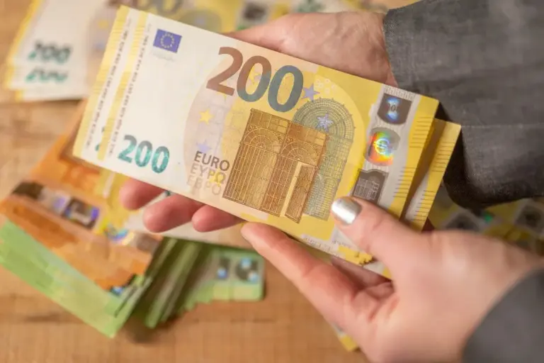 La soglia della felicità: quanto basta guadagnare prima che i soldi cambino poco
