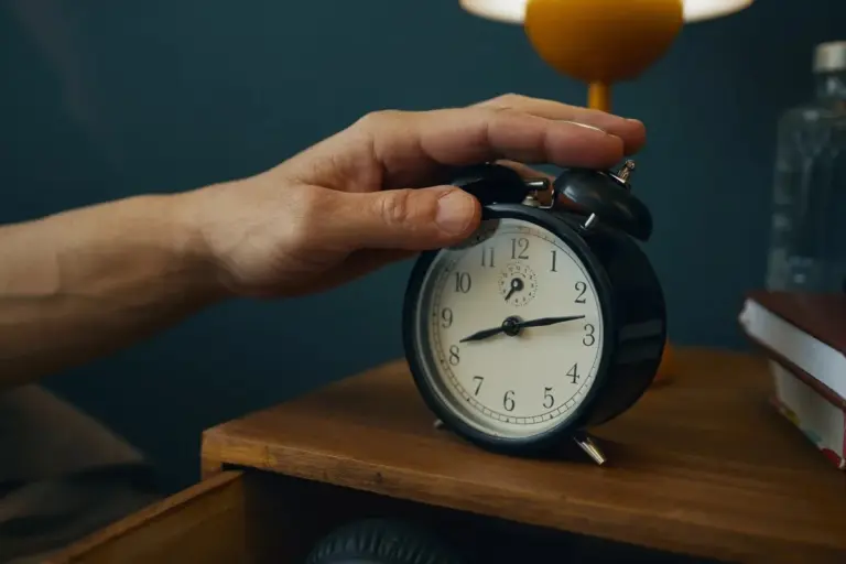 La Svolta dell'Orologio: Come un'Ora Cambia il Tuo Sonno, l'Umore e la Tua Sicurezza
