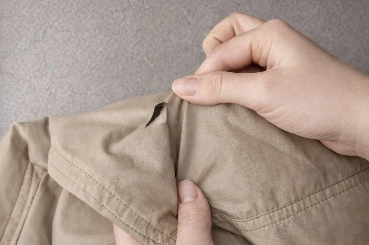 La tua giacca ha un piccolo strappo? Un uovo è la soluzione più rapida