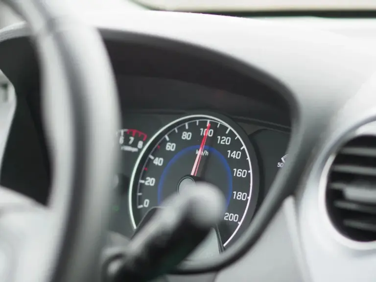 La velocità che ti fa risparmiare fino al 30% di carburante: molti guidatori la scoprono troppo tardi