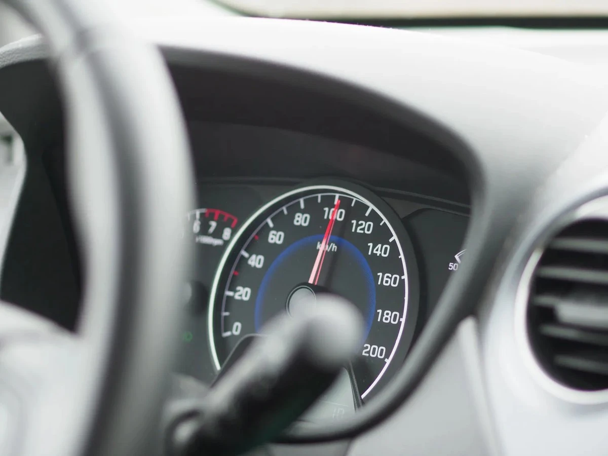 La velocità che ti fa risparmiare fino al 30% di carburante: molti guidatori la scoprono troppo tardi