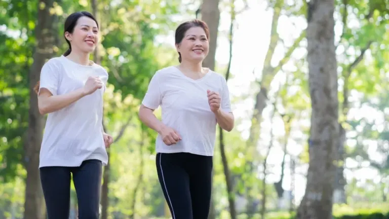 L'esercizio coreano per una pancia piatta dopo i 50 anni: tonifica gli addominali in 5 minuti al giorno senza sforzo