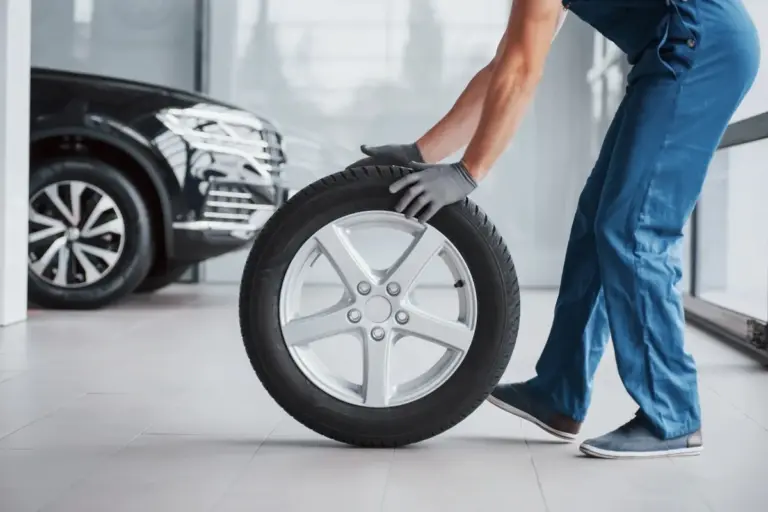 Non cambiare le gomme estive troppo presto: il rischio che ti costa caro