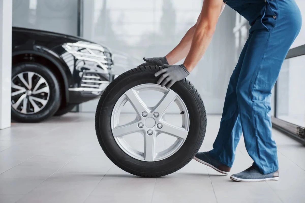 Non cambiare le gomme estive troppo presto: il rischio che ti costa caro