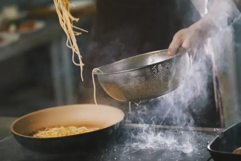 Pasta: come scolarla senza fare pasticci, il metodo che cambierà le tue cene