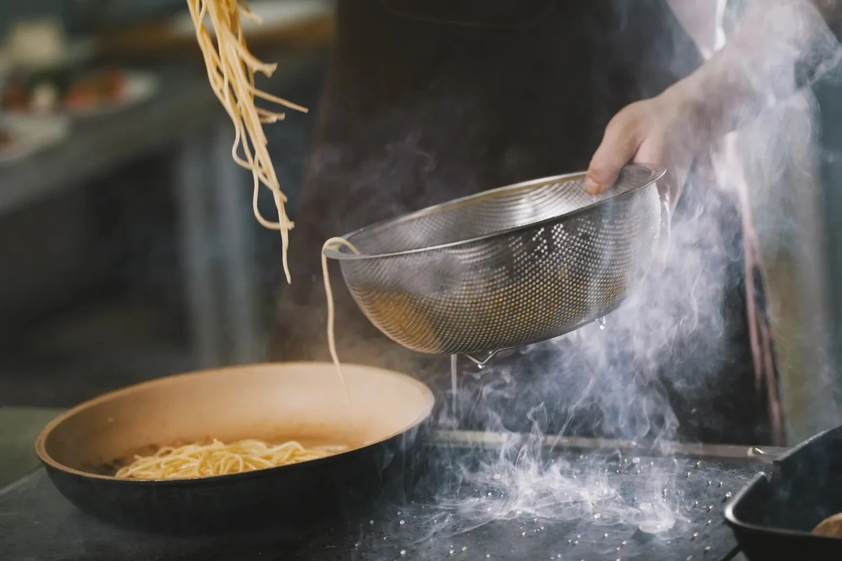 Pasta: come scolarla senza fare pasticci, il metodo che cambierà le tue cene