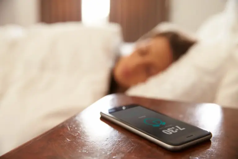 Perché gli esperti sconsigliano di usare il telefono come sveglia: potrebbe rovinarti il sonno