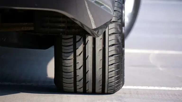 Quando cambiare le gomme estive nel 2026? Scadenze, multe e avvertimenti delle assicurazioni