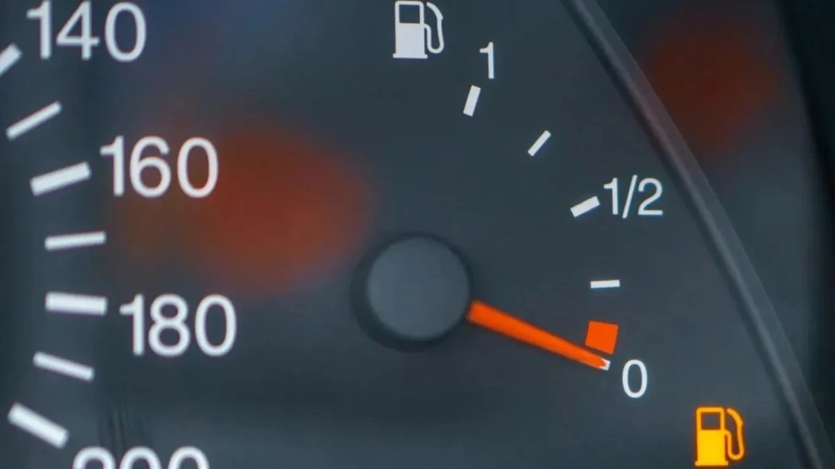 Quanti chilometri puoi percorrere con la spia del carburante accesa? La maggior parte dei conducenti non conosce la risposta.