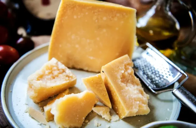 Sapevi che il tuo formaggio "duro" potrebbe non esserlo affatto? Ecco come scoprirlo subito