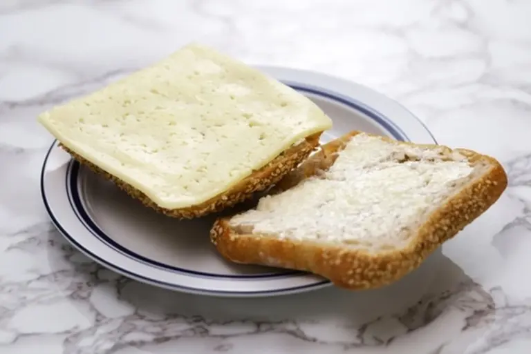 Se mangi pane e burro a colazione, fermati. Esiste un modo migliore per il tuo cuore