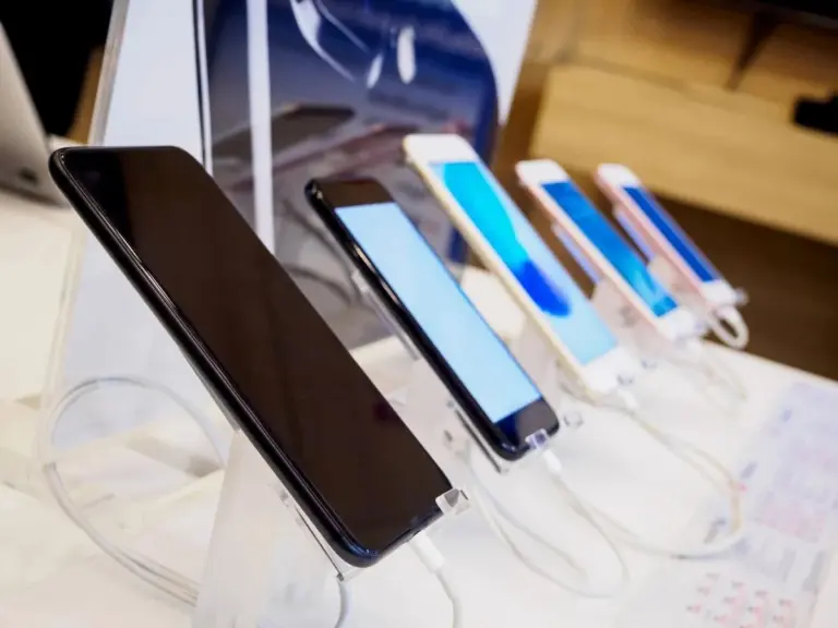 Smartphone usato top di gamma o nuovo di fascia media: dove vale la pena investire?