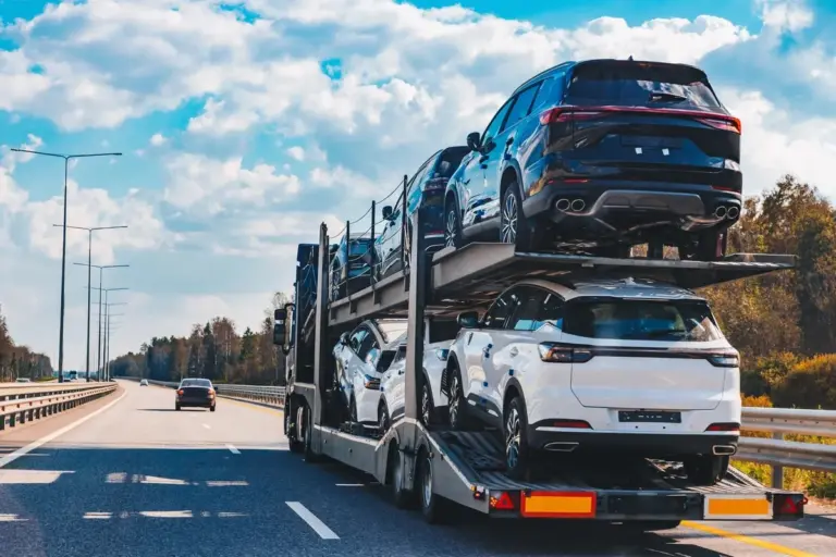 Toyota e BMW in Russia: come le auto occidentali arrivano "dalla porta sul retro" e costano una fortuna