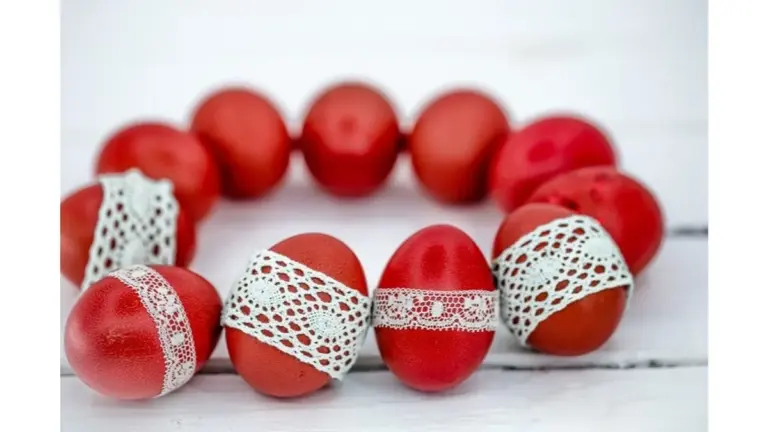 Uova di Pasqua colorate in 2 minuti: il trucco sorprendente con le barbabietole