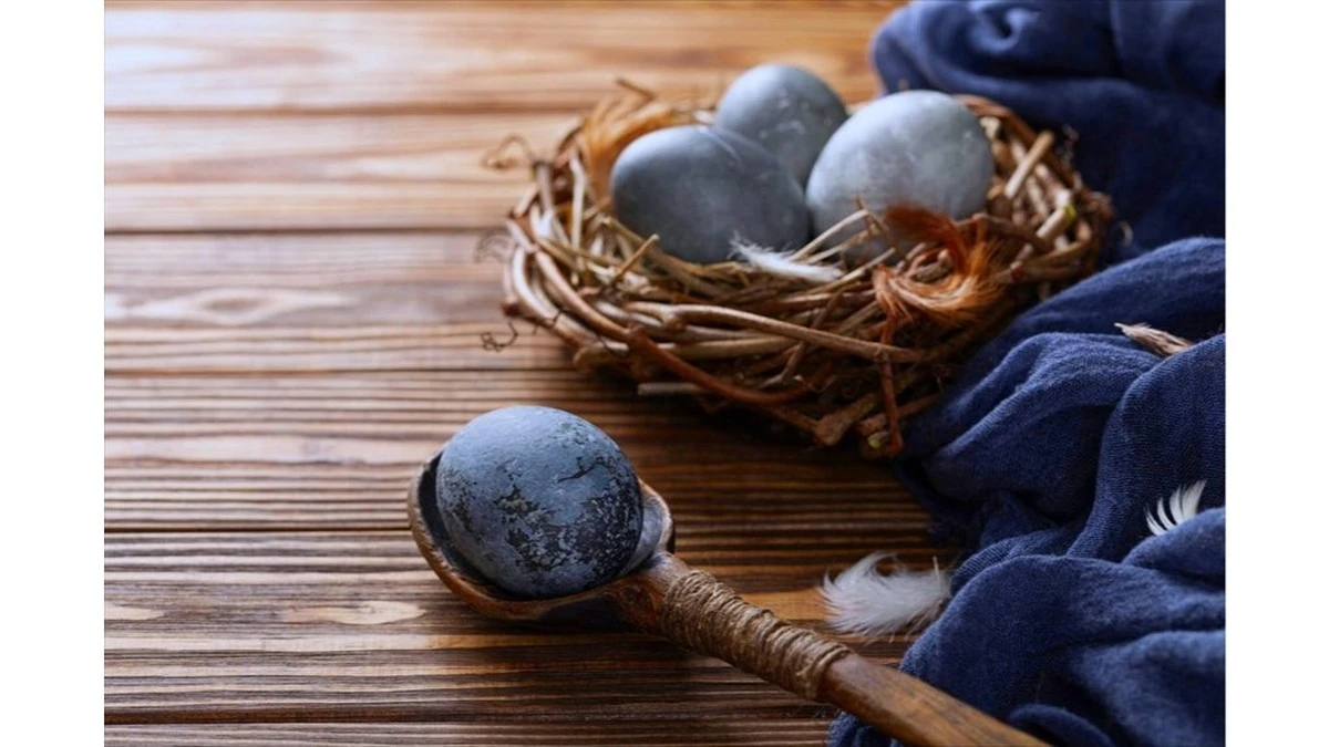 Uova di Pasqua colorate con vino rosso: un trucco magico che stupirà i tuoi ospiti