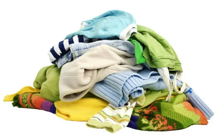 Vecchi Vestiti nel Guardaroba? Non Buttare Via Nulla: 5 Modi Sorprendenti Per Riutilizzarli